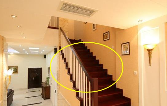 家里楼梯扶手用不锈钢还是实木的？很多人都选错！